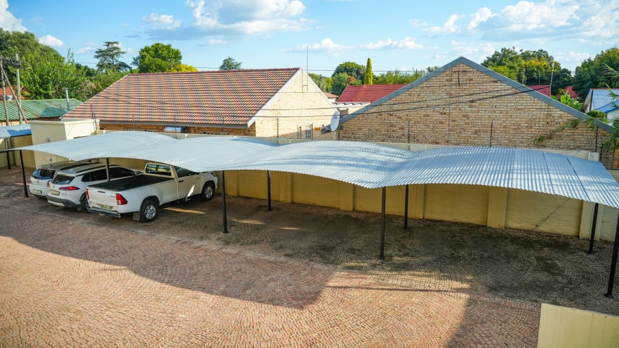 6 Bedroom Property for Sale in Flamwood North West